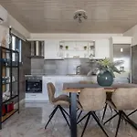 Venia - Cozy Escape With Scenic Sew View, By Zantewize Vilă