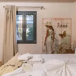 Venia - Cozy Escape With Scenic Sew View, By Zantewize Vilă