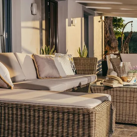 Villa Venia - Cozy Escape With Scenic Sew View, By Zantewize