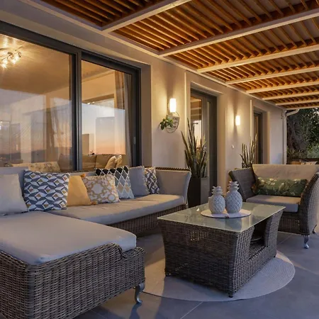 Venia - Cozy Escape With Scenic Sew View, By Zantewize