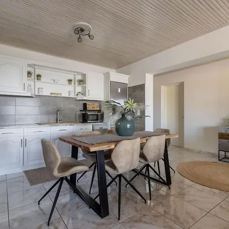 Venia - Cozy Escape With Scenic Sew View, By Zantewize * Tragaki