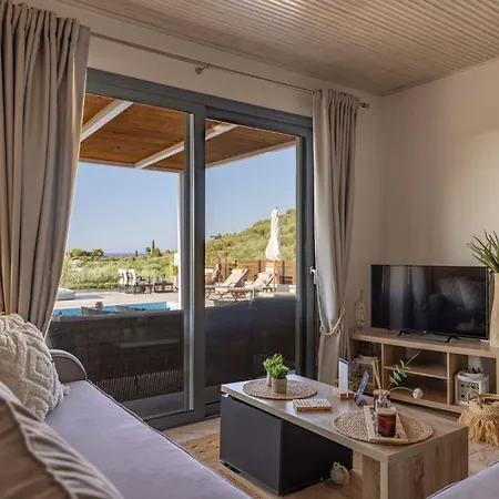 Venia - Cozy Escape With Scenic Sew View, By Zantewize Vilă